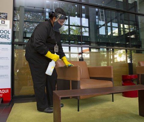 Limpeza cuidadosa seguindo protocolos contra a COVID-19