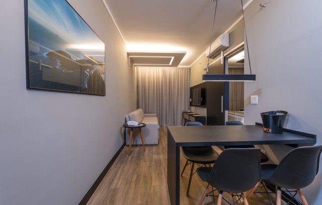 Ampla sala com TV de 43"